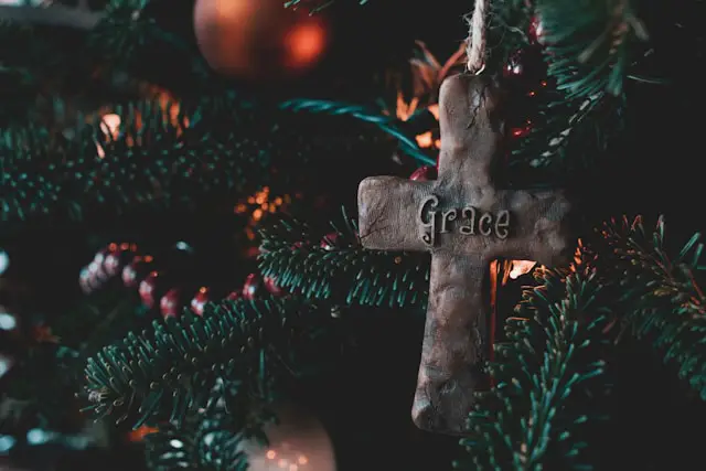 Krzyż z napisem „Grase” jako ozdoba zawieszona na choince.