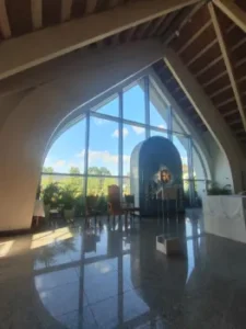 Ołtarz kościoła, w którym odbywa się spotkanie związane z pomocą dla potrzebujących.