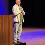 Jurek Szkudelski przemawia ze sceny podczas forum ewangelizacyjnego.