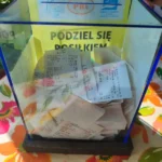 Paragony z akcji „Podziel się posiłkiem” widoczne w przezroczystym pudełku