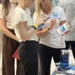 Przedstawicielka fundacji pokazuje kobiecie, jak przekazać datek za pomocą kodu QR.