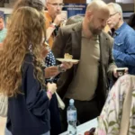 Uczestnicy forum ewangelizacyjnego częstują się ciastem i piją kawę.