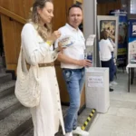 Rozmowa kobiety i mężczyzny przebywających na schodach.