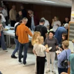 Uczestnicy warsztatów spędzają przerwę na rozmowach i wspólnych spotkaniach.