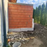 Dobudowane pomieszczenie z pustaków ceramicznych z widoczną izolacją fundamentu.