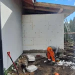 Dobudowane pomieszczenie ocieplone styropianem z przykrytą więźbą dachową.