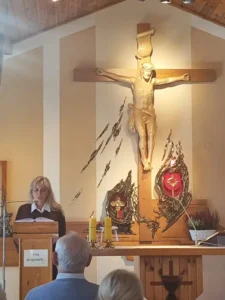 Kobieta czyta czytanie podczas Mszy świętej.