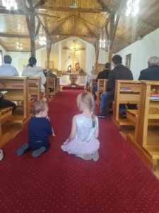 Dzieci w kościele przed rozpoczęciem Mszy świętej.
