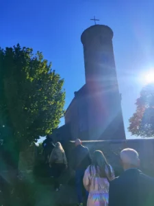 Pielgrzymi podczas drogi do kościoła św. Idziego.