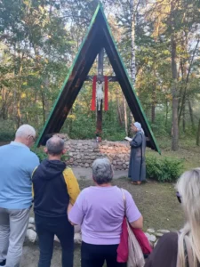 Pielgrzymi przy końcowej stacji Drogi Krwi Chrystusa.