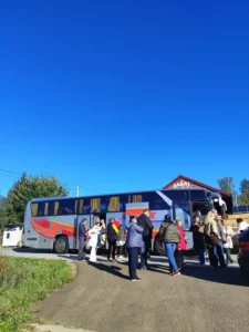 Grupa pielgrzymów przed autokarem podczas wyjazdu.