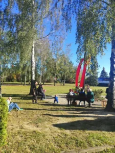 Pielgrzymi przy krzyżu podczas pielgrzymki.