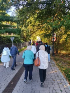 Grupa pielgrzymów podczas wspólnej drogi.