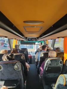 Uczestnicy pielgrzymki podczas przejazdu autokarem.