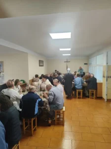 Wspólny posiłek pielgrzymów podczas pielgrzymki.