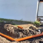 Prace geodezyjne podczas wykonywania instalacji wodno-kanalizacyjnej.