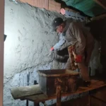 Prace tynkarskie wewnątrz dobudowanego pomieszczenia.