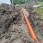 Prace ziemne związane z układaniem rur i wykonywaniem przyłączy wodno-kanalizacyjnych.