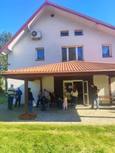 Wejście do budynku w Miasteczku Krwi Chrystusa.